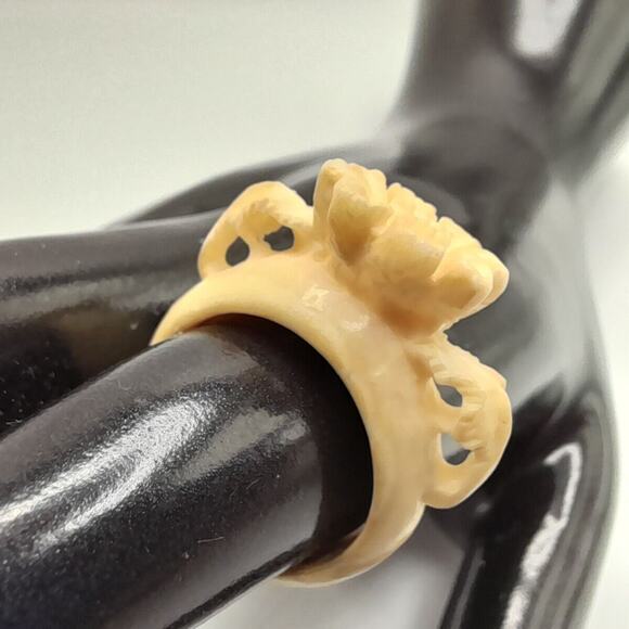 VINTAGE CARVED FLOWER CELLULOID RING US SIZE 8 - Picture 7 of 11
